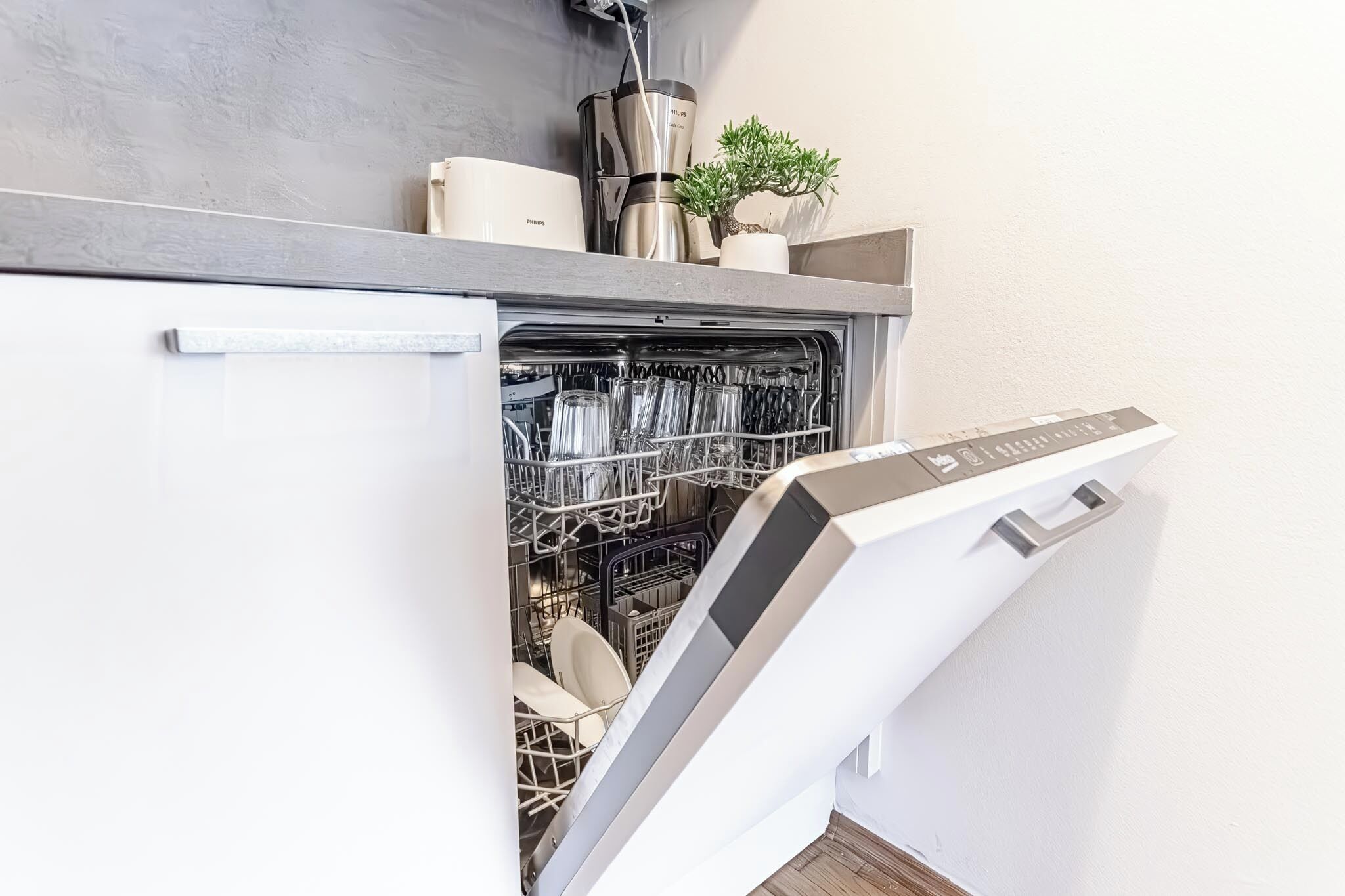 Basic Apartment | Private kitchen | Fridge, microwave, oven, stovetop