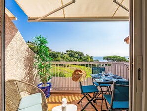 Outdoor dining - Les Coteaux de la Nartelle by Interhome (Sainte Maxime)