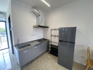 Private kitchen - Spacious 3-bedroomapartment in peaceful Dumaguete City with AC (Dumaguete City)