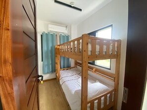 Room - Spacious 3-bedroomapartment in peaceful Dumaguete City with AC (Dumaguete City)