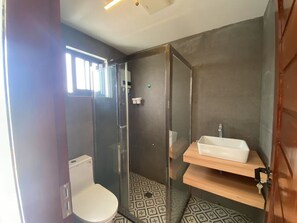 Bathroom - Spacious 3-bedroomapartment in peaceful Dumaguete City with AC (Dumaguete City)
