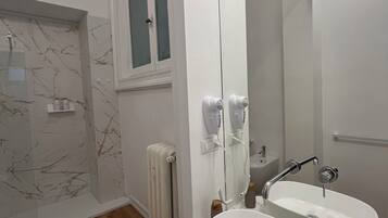 Luxury Triple Room | Bathroom | Bidet