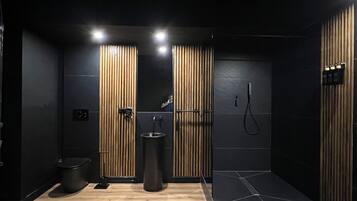 Luxury Triple Room | Bathroom | Bidet