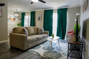 Smart TV - peaceful Dallas  staywith AC (Dallas)