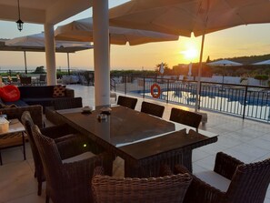 Outdoor dining - Fabulus 5 Schlafzimmer Villa by Interhome (Tsadha)