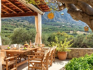 Outdoor dining - Berghütte "Cretan Kera" mit privatem Pool by Interhome (Kissamos Kriti)