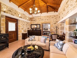 TV - Berghütte "Cretan Kera" mit privatem Pool by Interhome (Kissamos Kriti)