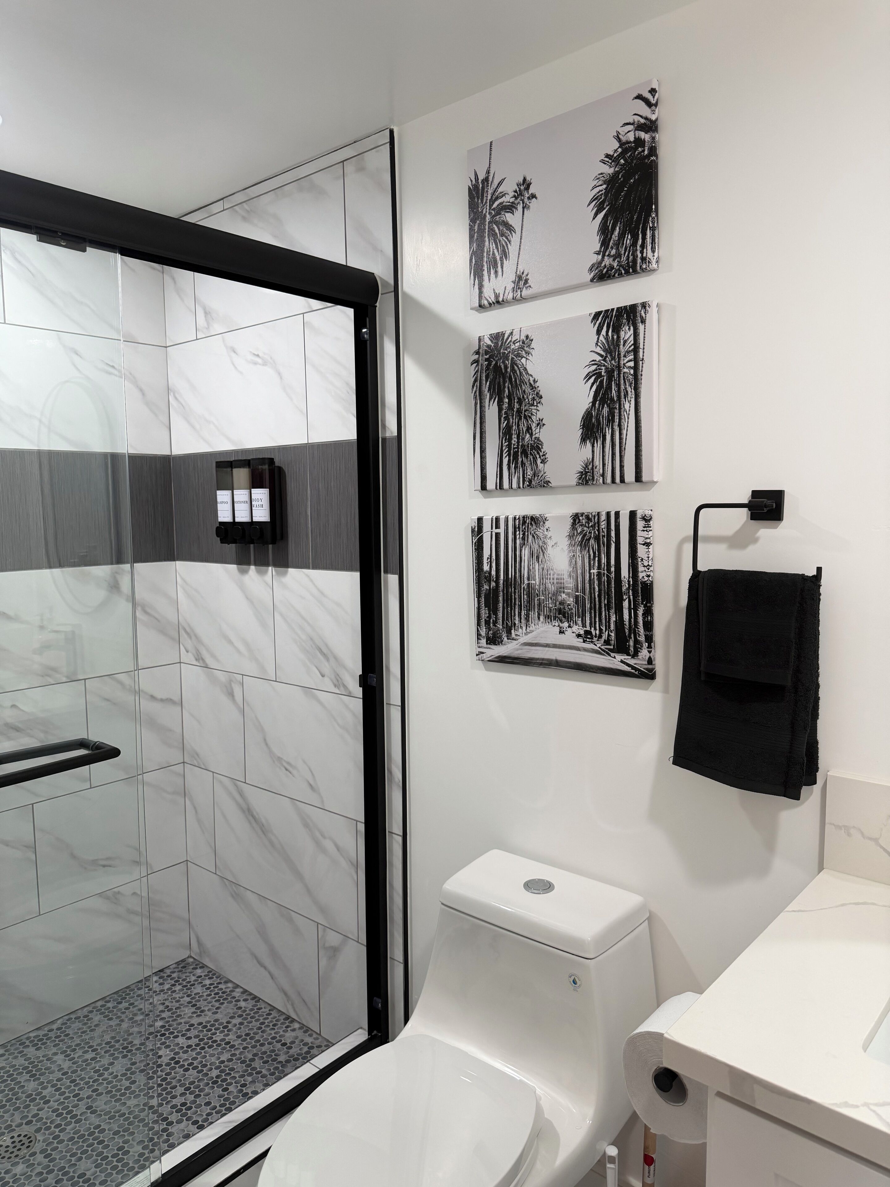 Sèche-cheveux, serviettes fournies, savon, papier toilette