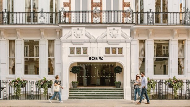 Un bâtiment classique, reconnaissable à son grand panneau « BOB W. », à ses larges fenêtres et à son balcon orné de balustrades en fer forgé.