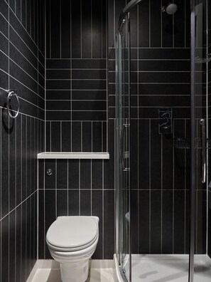 Shower, eco-friendly toiletries, hair dryer, towels - Bob W London Kensington (London)