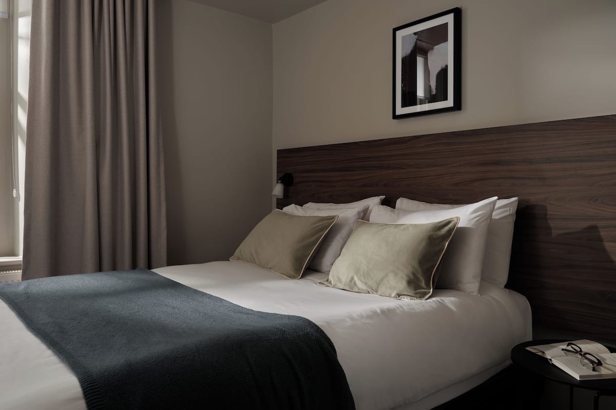 Spacious Room - Lower Ground | Fer et planche Ă repasser, Wi-Fi gratuit, draps fournis