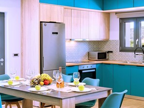 Jääkaappi, mikroaaltouuni, uuni, astianpesukone