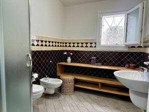 Douche, sèche-cheveux, bidet, serviettes fournies