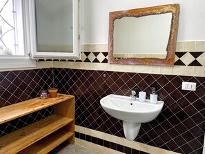 Douche, sèche-cheveux, bidet, serviettes fournies