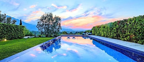 Lämmitetty uima-allas