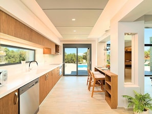 Kühlschrank, Mikrowelle, Ofen, Geschirrspüler