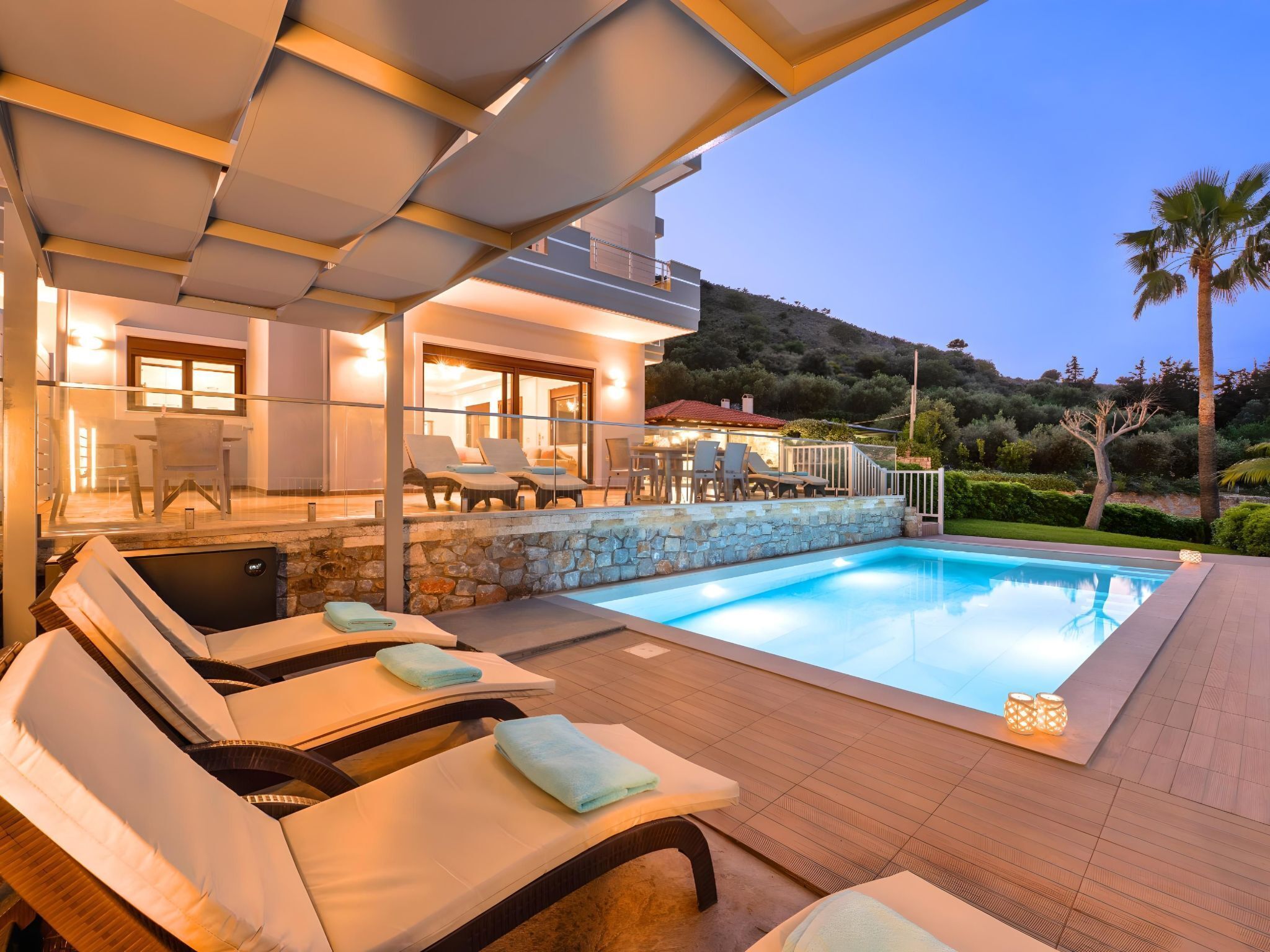 Lämmitetty uima-allas