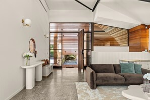 Smart TV, fireplace, DVD player, offices - 'The Train House' - one of Woollongong's finest homes, a taste of Kyoto in NSW. (Mount Pleasant)