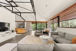 Smart TV, fireplace, DVD player, offices - 'The Train House' - one of Woollongong's finest homes, a taste of Kyoto in NSW. (Mount Pleasant)