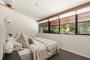 5 bedrooms, desk, iron/ironing board, travel cot - 'The Train House' - one of Woollongong's finest homes, a taste of Kyoto in NSW. (Mount Pleasant)