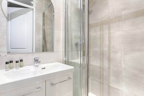 Shower, hair dryer, shampoo - Appartement Cosy au coeur du Marais (Paris)