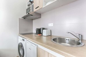 Fridge, microwave, coffee/tea maker, electric kettle - Appartement Cosy au coeur du Marais (Paris)