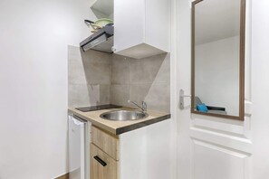 Fridge, microwave, coffee/tea maker, electric kettle - Studio au coeur du Marais (Paris)