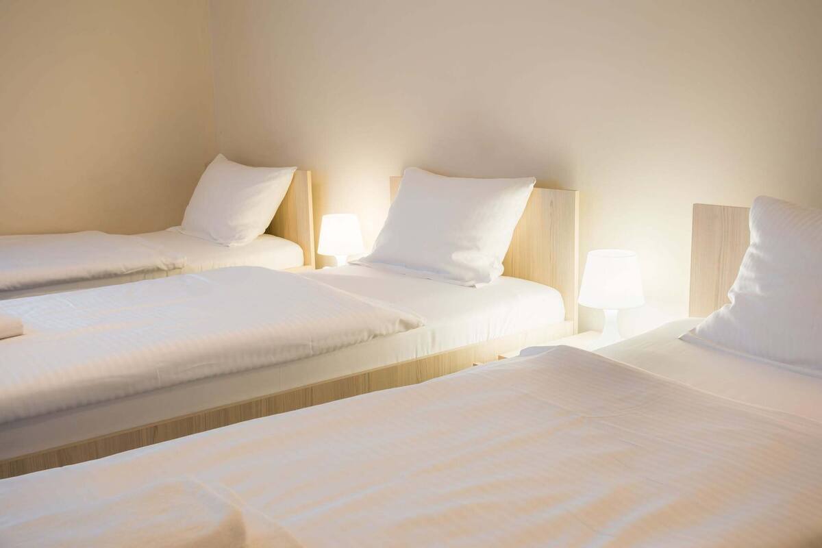 Kamar Triple Standar | Meja kerja, ruang kerja ramah laptop, dan Wi-Fi gratis