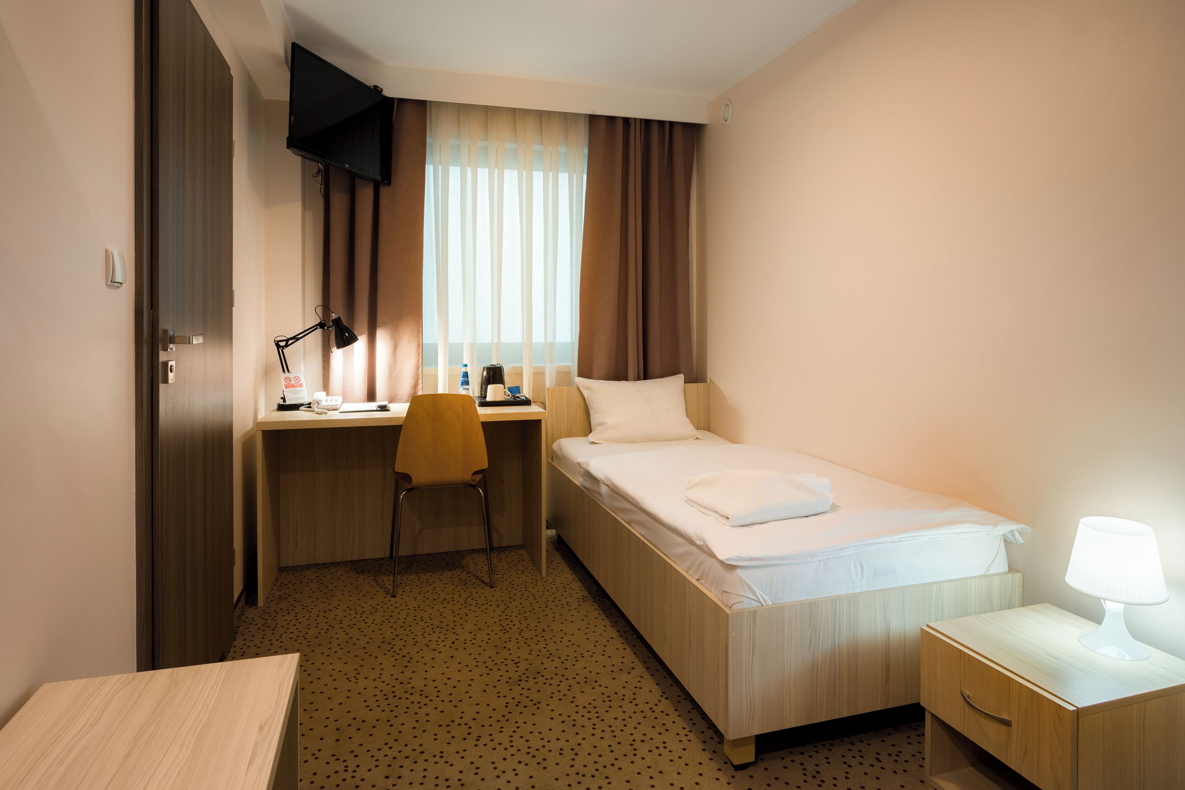 Escritorio, espacio para trabajar con laptop y wifi gratis 