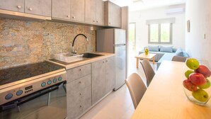 Fridge, microwave, oven, cookware/dishes/utensils - Elounda Garden Maxima Suite Beheiztes Schwimmbad by Interhome (Plaka)