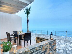 Outdoor dining - Myrtos Mare Suite mit Meerblick by Interhome (Myrtos)