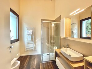 Shower, bidet, towels - D1MORA Sophie - LAKE VIEW villa with pool and large garden (Salò)