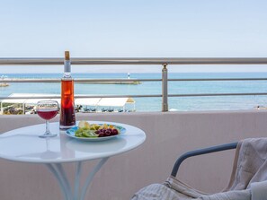 Outdoor dining - in Kato Gouves mit Gemeinschaftspool by Interhome (Analipsi-Hersonissos)