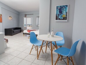 Dining - Wohnung in Kato Gouves mit Parkplatz, Blick auf den Sonnenuntergang by Interhome (Analipsi-Hersonissos)