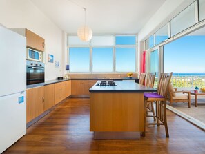 Kühlschrank, Mikrowelle, Ofen, Kochgeschirr/Geschirr/Besteck
