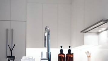 Een koelkast, een microgolfoven, een oven, een kookplaat