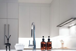 Een koelkast, een microgolfoven, een oven, een kookplaat