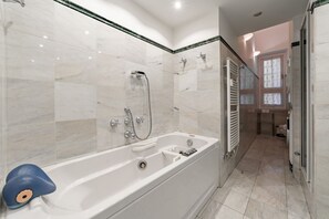 Shower, jetted bath, bidet, towels - 4 Min from Porta Genova Station with Whirlpool (Milan)