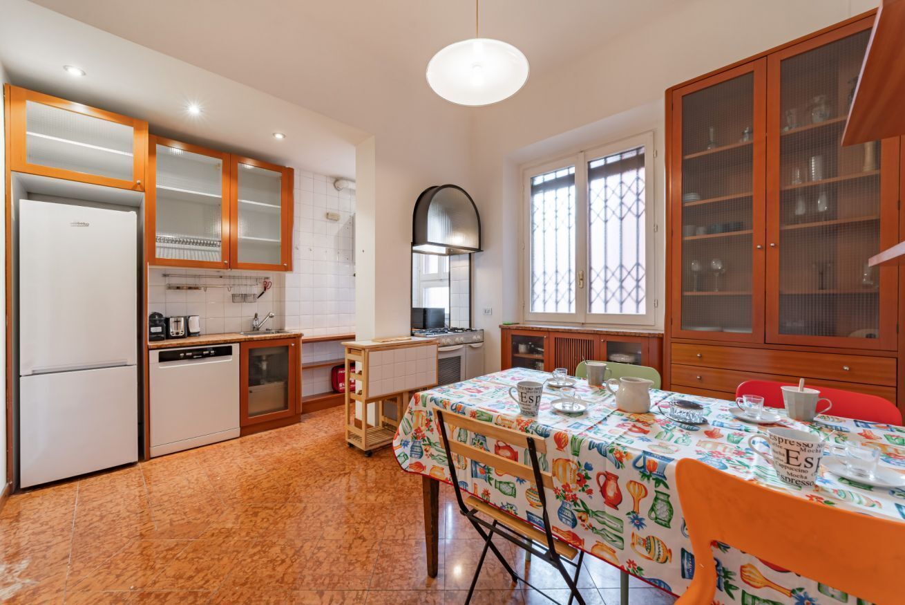 Kühlschrank, Mikrowelle, Geschirrspüler, Toaster
