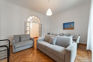 TV - 4 Min from Porta Genova Station with Whirlpool (Milan)