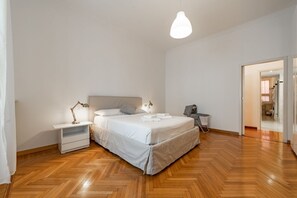 A bedroom with a bed, bedside tables, a lamp, and a mirror. - 4 Min from Porta Genova Station with Whirlpool (Milan)