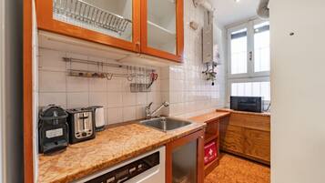 Een koelkast, een magnetron, een vaatwasser, een broodrooster