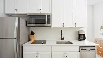 Geladeira, micro-ondas, cooktop, lava-louças