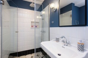 Comfort Apartment, 3 Bedrooms, Garden View | Bathroom - Nancy Suites (Kassiopi)