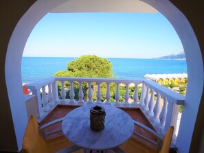Outdoor dining - Modernes Studio-Apartment am Meer G1 by Interhome (Zakynthos (Stadt))