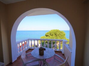 Outdoor dining - Gemütliche Suite G2 mit Meeresbrise in Zakynthos by Interhome (Zakynthos (Stadt))
