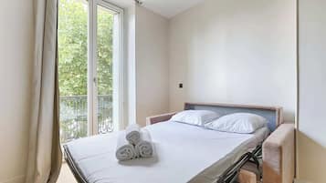 Iron/ironing board, WiFi, bed sheets