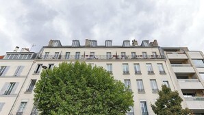 A multi-story building with balconies and a tree in the foreground. - Charmant Studio II au coeur de Vincennes (Vincennes)