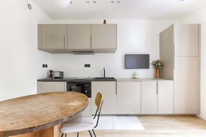Kühlschrank, Wasserkocher mit Kaffee-/Teezubehör