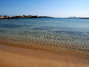 Beach - Exklusives Garten-Appartment in Paros by Interhome (Ampelas)
